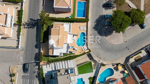 Mooie villa met verwarmd zwembad en garage, korte wandeling