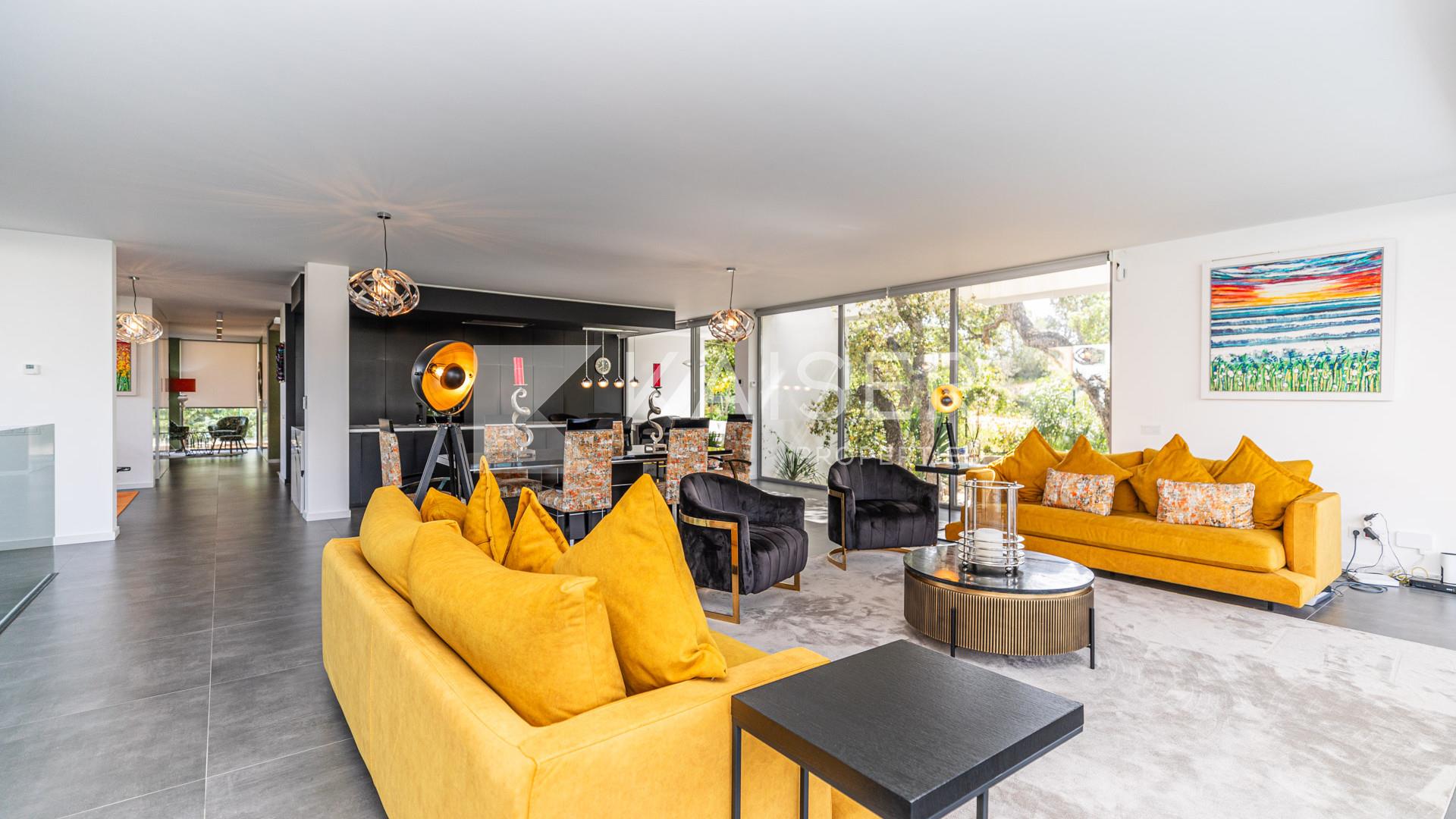 Luxury villa with pool, elevator, central heating, gym, bar