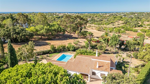 Villa privée de plain-pied avec piscine et grand jardin arb