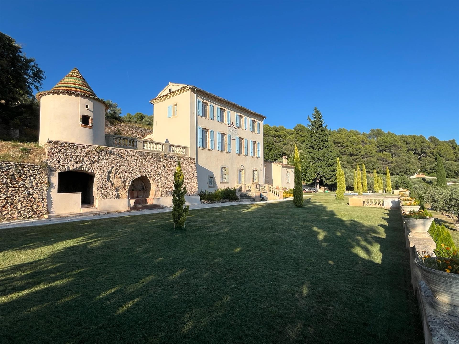 Prestigiosa Bastide con vista mozzafiato e una breve passeggiata per il villaggio sottostante