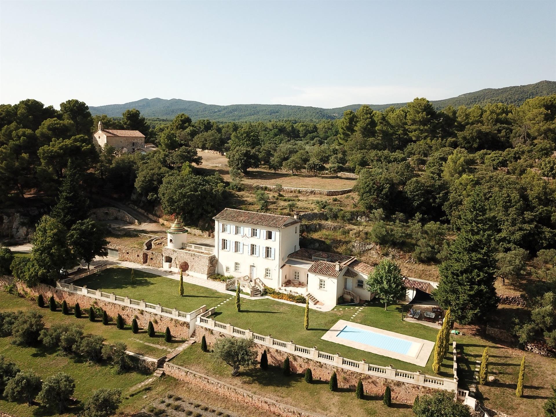 Prestigiosa Bastide con vista mozzafiato e una breve passeggiata per il villaggio sottostante