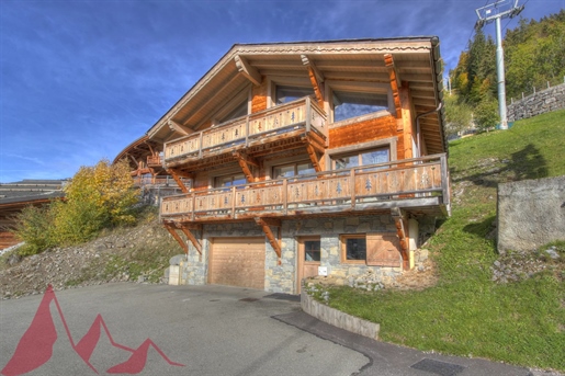 This charming chalet in Morzine boasts four bedrooms and a south-west facing orientation, offering s