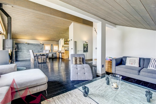 This charming chalet in Morzine boasts four bedrooms and a south-west facing orientation, offering s