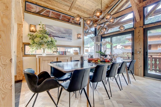 Stunning 5-Bedroom Duplex in the Heart of Morzine – Vaulted Ceilings, Fireplace & Mountain Views