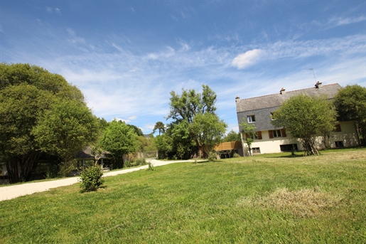 House with outbuildings and 10,000 m2 of agricultural land.
