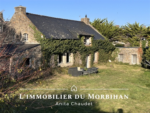 Longere on a plot of 1500 m2 with a small sea view!