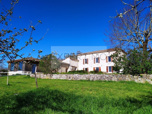 Very Nice Girondine With Outbuildings, Its 8 Ha Of Fields, Woods And 1 Beautiful Pond