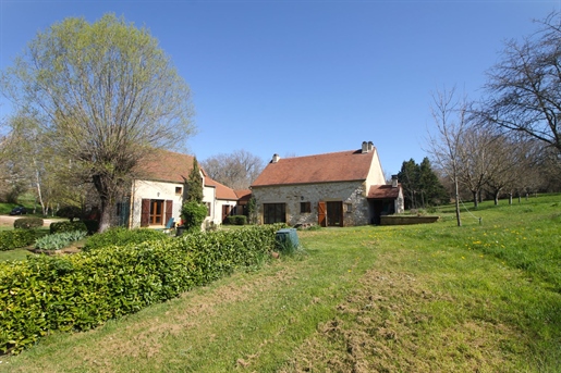 Very rare. Beautiful property for sale, on one level on a beautiful wooded plot of 3 hectares ( 31 