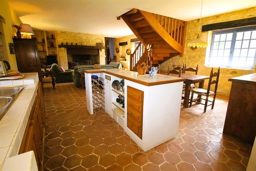 Beautiful farmhouse for sale, in a quiet and charming hamlet, on a plot of 1058 m2. Gourdon sector