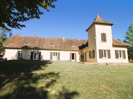 Between Gourdon and Sarlat, for sale, beautiful house and its cottage, quiet.