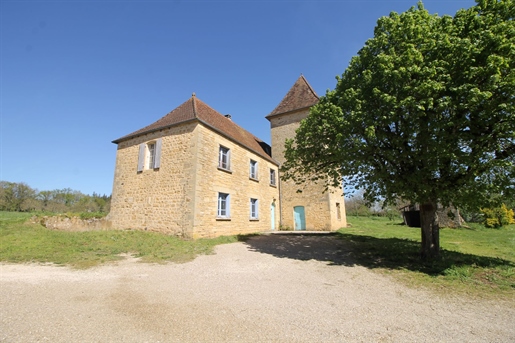 Stone property to restore, for sale in Sarlat-Gourdon sector. 5 hectares in one piece. P