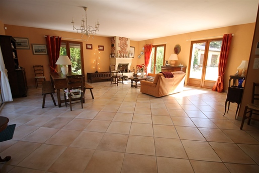 Perigord house of 2002 for sale, quality services, shops and services on foot.