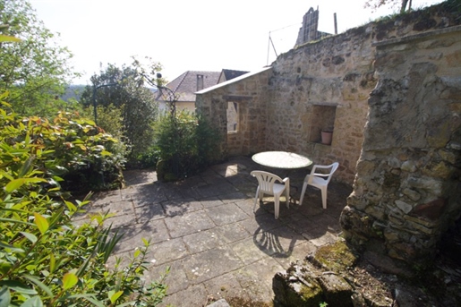 In het hart van het middeleeuwse stadje Gourdon, stenen huis te koop met terrasvormige tuin en bel