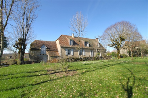 Charmante en lichte stenen boerderij, tussen Gourdon en Rocamadour, met ongeveer 114 m2 woonoppervl