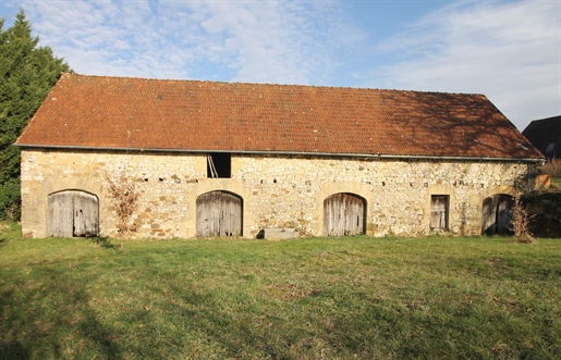 Stone barn with its shed for sale, 2 km from shops and services with beautiful open views.
