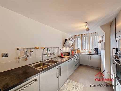 À Vendre - Maison De Village Rénovée Avec Charme À Douvaine