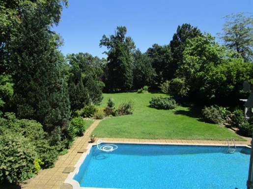 Elegant herregård med svømmebasseng, uthus og tennisbane, ligger i 5,5 hektar