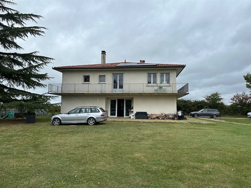 This spacious two-level house with 2480m2 of land is ideally located within walking distance of Eauz