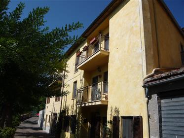 Il Giardino di Allerona, Casa de pueblo con gran terraza y jardín de esculturas, en la localidad de
