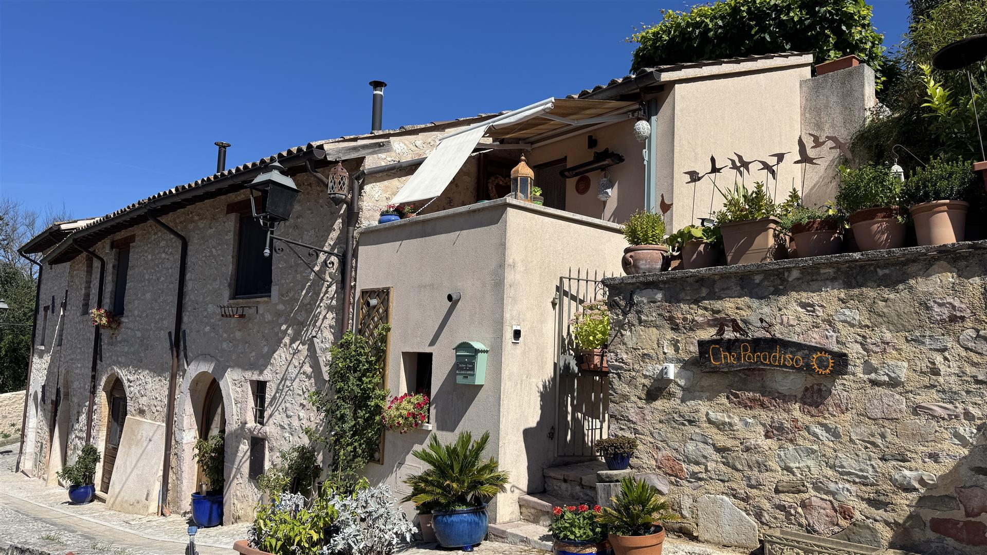 Casă din piatră frumos și cu gust restaurată, cu vederi uluitoare, grădină mare și jacuzzi