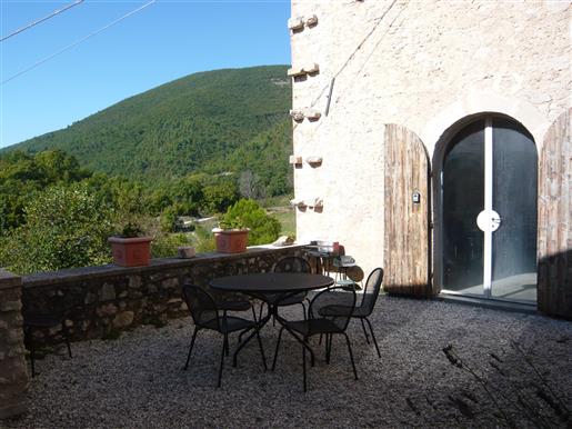 17Th Century historic apartment, stunning views, shared infinity pool, short drive from Spoleto