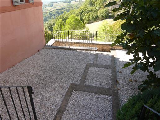 16Th Century historic apartment, stunning views, shared infinity pool, short drive from Spoleto