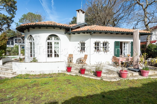 Splendid Property From The 1930S Between Lake And Sea