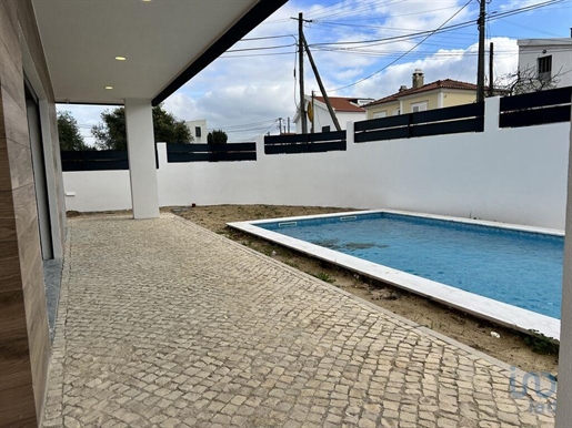 Housing with 4 Rooms in Azeitão (São Lourenço e São Simão) with 243,00 m²