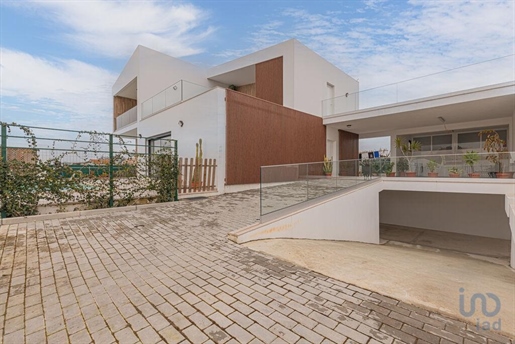 Huisvesting met 4 Kamers in Setúbal met 218,00 m²