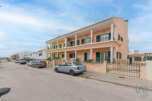 Town House with 5 Rooms in Setúbal with 247,00 m²