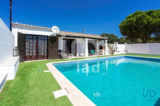 Home / Villa with 5 Rooms in Faro with 274,00 m²