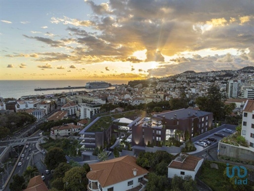 Apartamento T2 em Funchal (Santa Luzia) de 136,00 m²