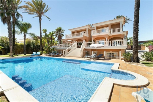 Home / Villa with 6 Rooms in Faro with 700,00 m²