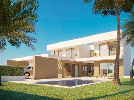 Home / Villa with 4 Rooms in Faro with 250,00 m²