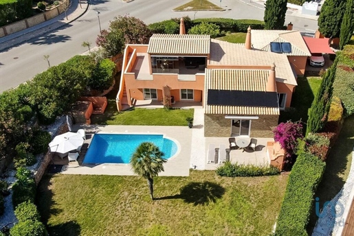 Home / Villa with 3 Rooms in Faro with 203,00 m²