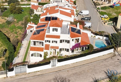 Home / Villa met 6 Kamers in Faro met 421,00 m²