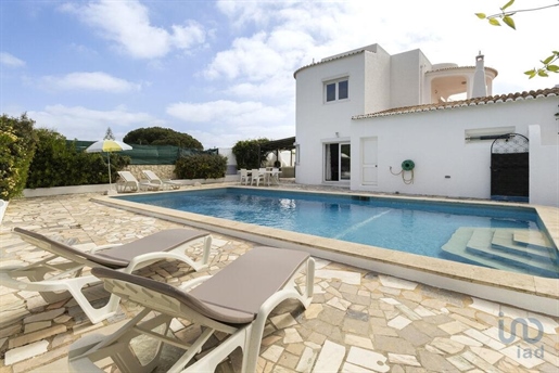 Home / Villa with 4 Rooms in Faro with 257,00 m²