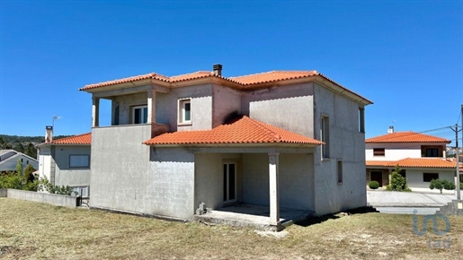 Home / Villa with 3 Rooms in Guarda with 367,00 m²