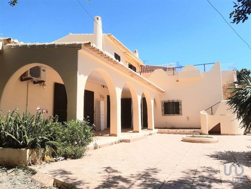 Home / Villa with 5 Rooms in Faro with 166,00 m²