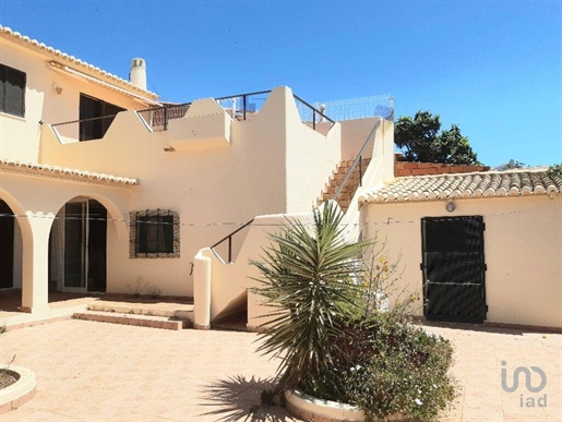Home / Villa with 5 Rooms in Faro with 166,00 m²
