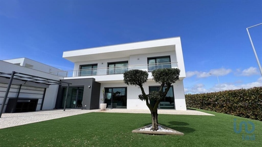 Home / Villa with 4 Rooms in Leiria with 227,00 m²