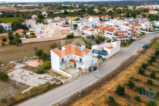 Home / Villa with 5 Rooms in Faro with 254,00 m²