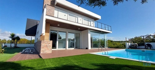 Home / Villa with 4 Rooms in Leiria with 416,00 m²