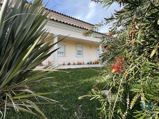 Home / Villa with 4 Rooms in Leiria with 340,00 m²