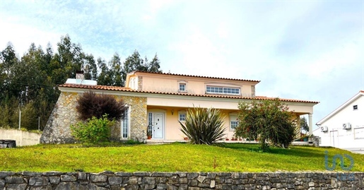 Home / Villa with 4 Rooms in Leiria with 340,00 m²