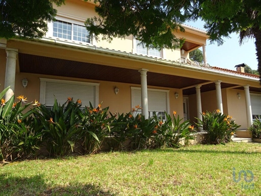 Home / Villa with 4 Rooms in Leiria with 640,00 m²