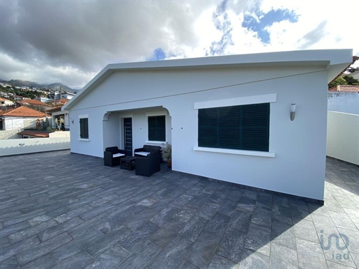 Home / Villa with 3 Rooms in Madeira with 217,00 m²