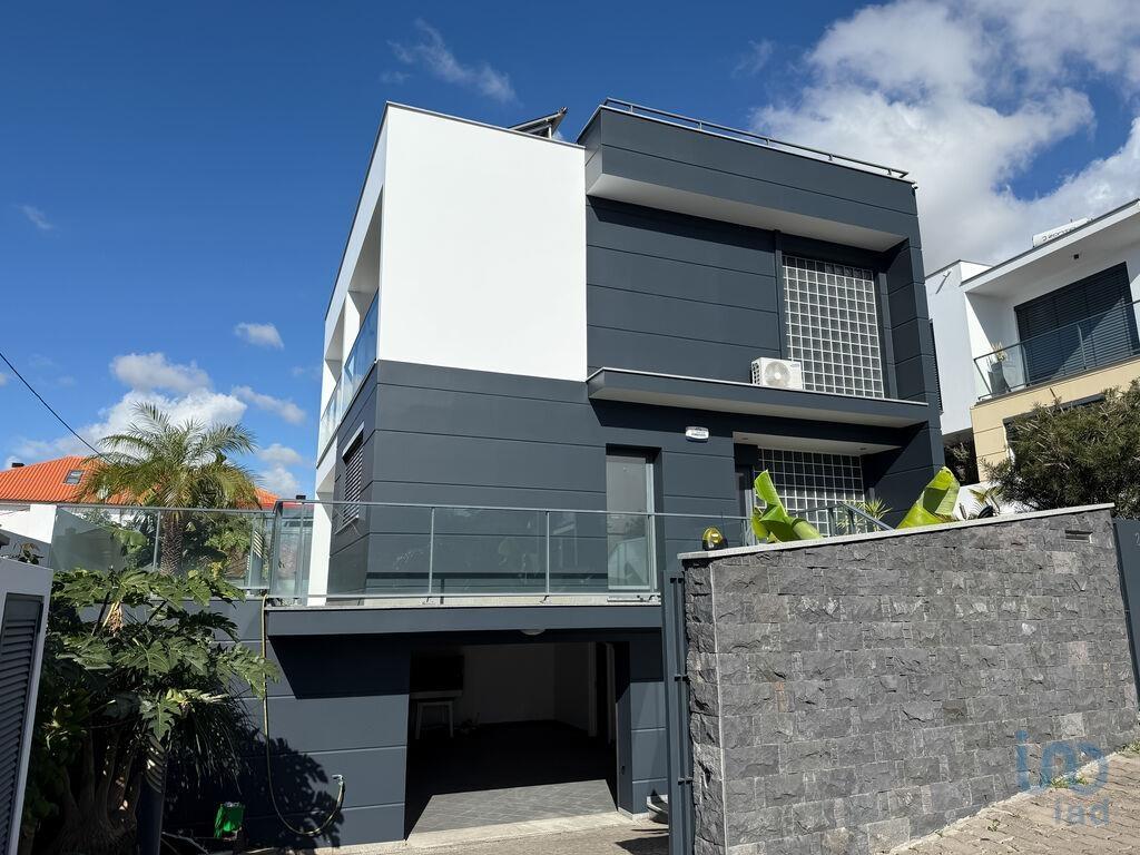 Home / Villa with 3 Rooms in Funchal (Santa Maria Maior) with 183,00 m²