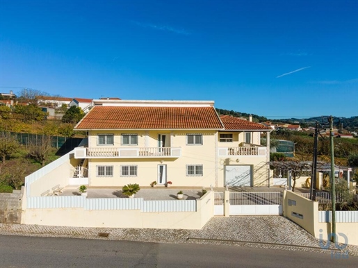 Home / Villa met 3 Kamers in Leiria met 200,00 m²