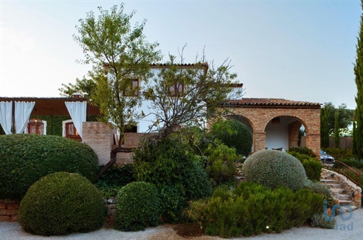 Home / Villa with 4 Rooms in Faro with 146,00 m²